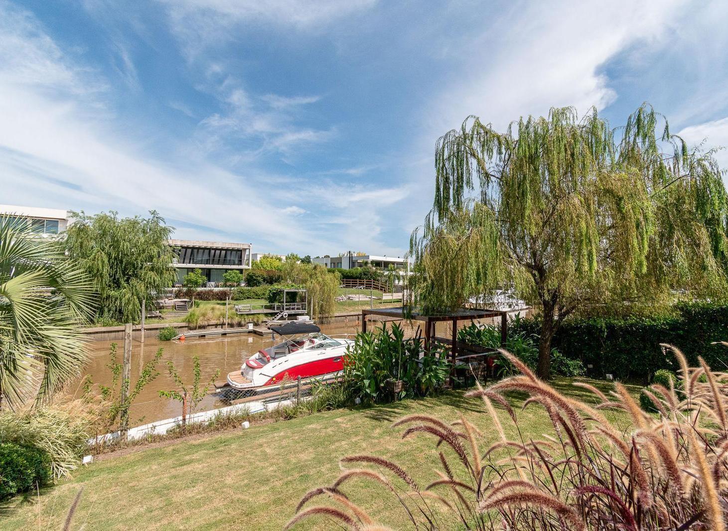 Espectacular casa en venta con amarra en El Yacht Nordelta - Av. de la Riviera 500 - Tigre -