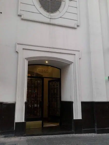 Vicente Lopez y Azcuenaga excelente monoambiente vivienda o apto profesional, pleno Recoleta 2