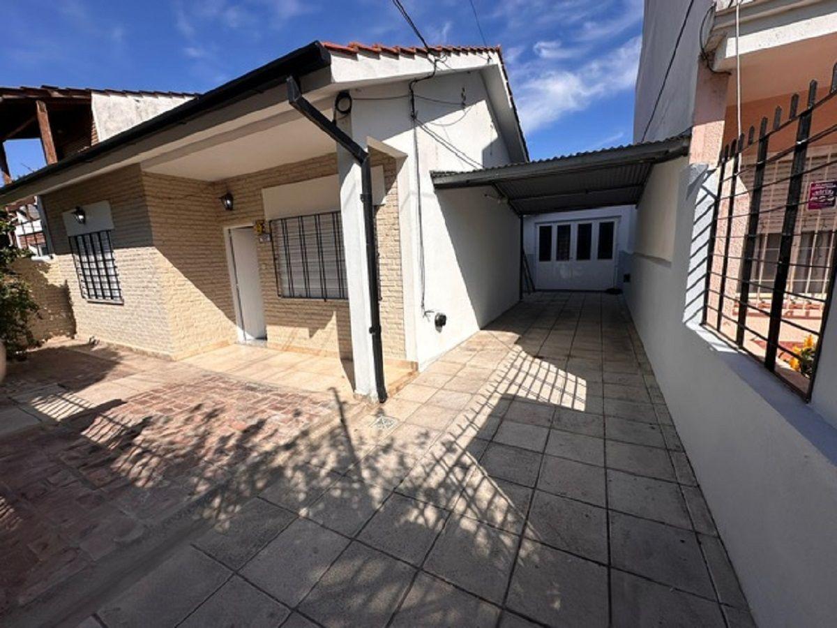 Foto de Impecable chalet de 3 ambientes en alquiler ubicado en muy buena zona, imagen 2