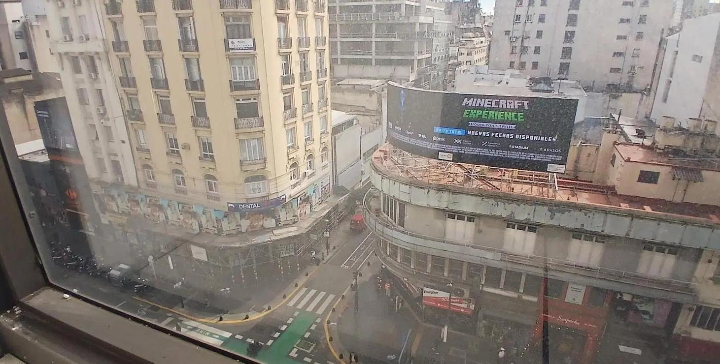 Av. Corrientes al 880, Piso 7° esquina Suipacha 5