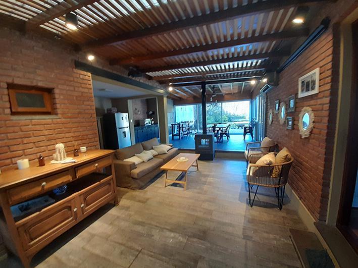 Excelente Chalet con Gran Terreno! 2