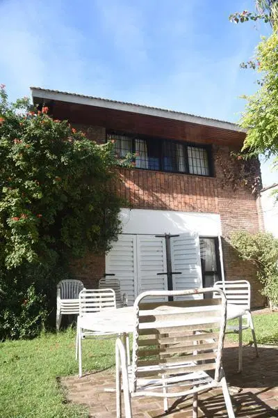 Céntrico y Residencial -Muy buen Chalet s/772 m2 de terreno - Adrogue 5