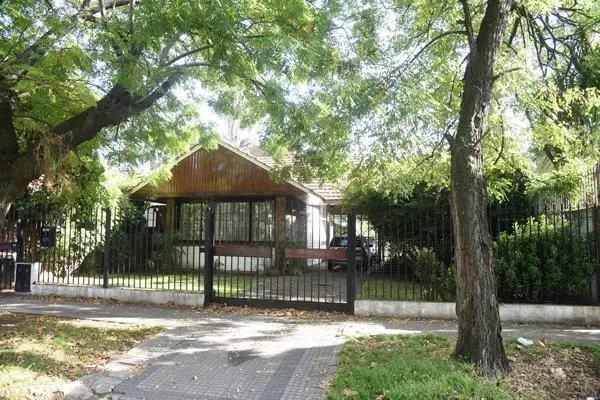 Céntrico y Residencial -Muy buen Chalet s/772 m2 de terreno - Adrogue 3