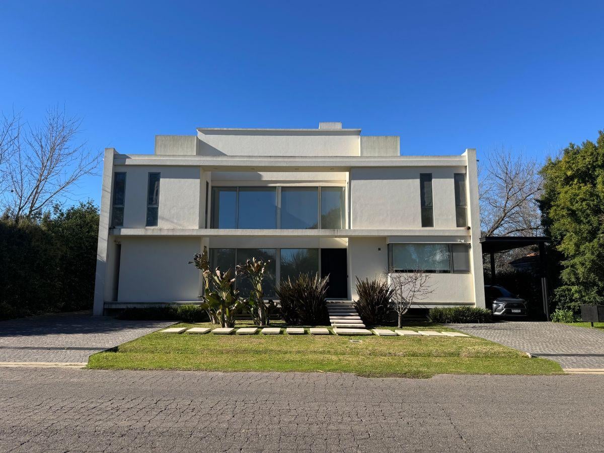 IMPORTANTE Y MUY LINDA CASA EN MAYLING CLUB DE CAMPO. 1100 m2 SOBRE EL GOLF Y 308 m2 CUBIERTOS
