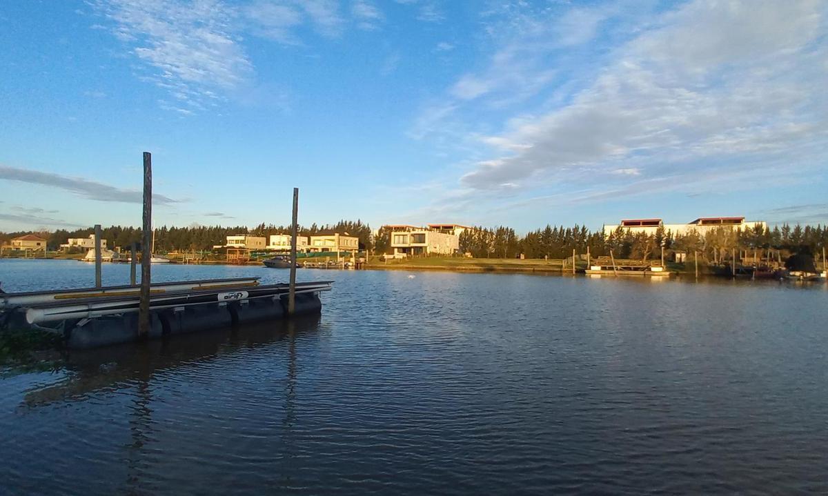 Lote al río en barrio náutico San Juan - Villanueva