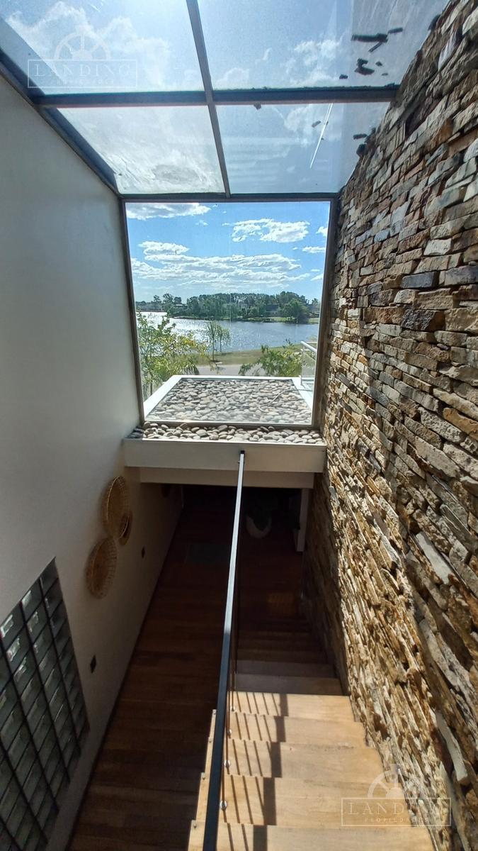 Foto de Casa moderna frente a la laguna y próxima a acceso Bancalari, imagen 3