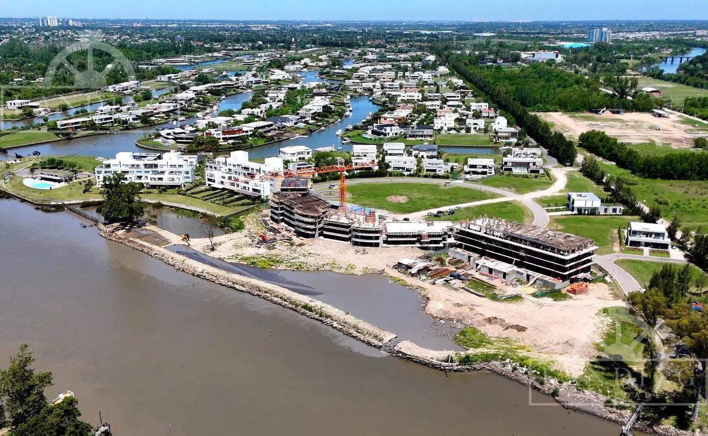 Departamento de 5 ambientes al río y cochera en El Faro en Barrio Náutico Albanueva 1