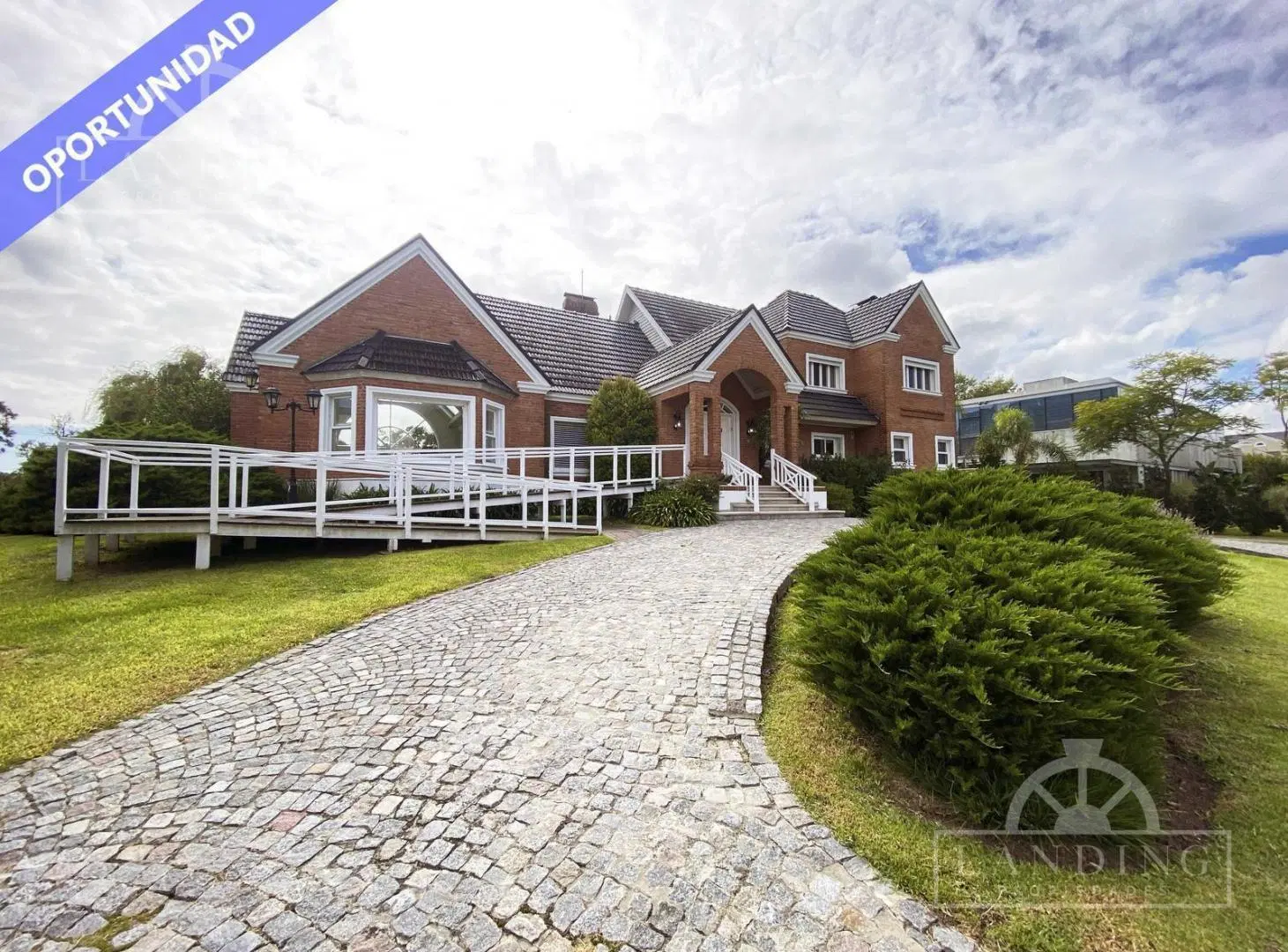 Casa en venta con pileta techada en Club de Campo Hacoaj 1