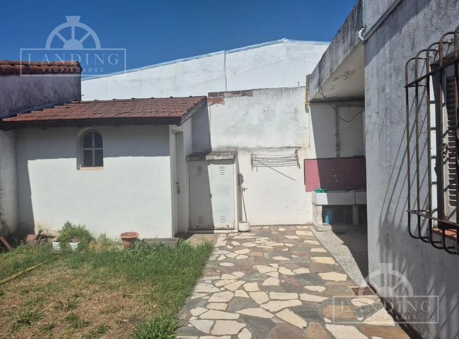 Espectacular lote frente a Sanatorio de la Trinidad mts de Dardo Rocha. Apto comercial. 2