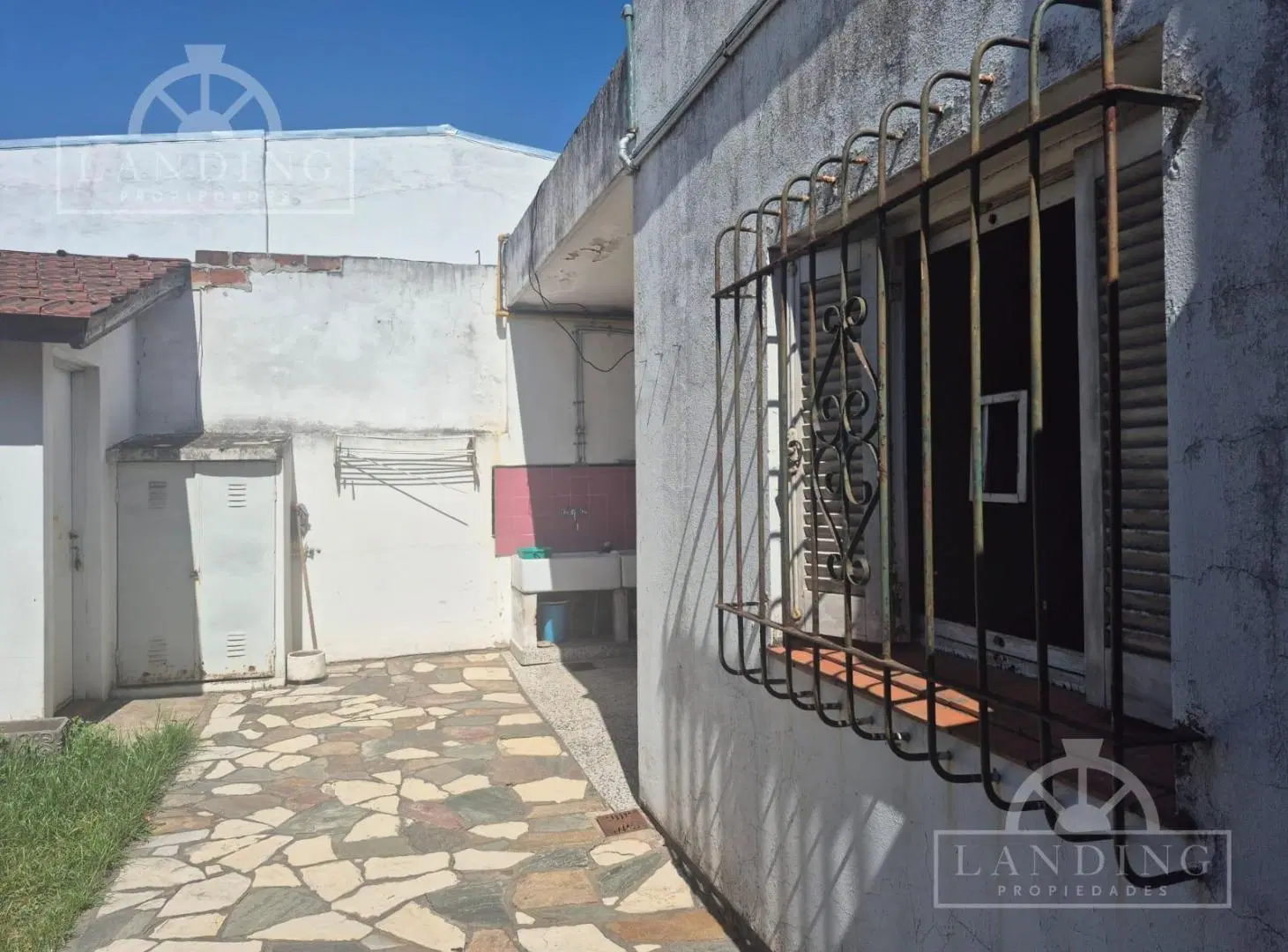 Espectacular lote frente a Sanatorio de la Trinidad mts de Dardo Rocha. Apto comercial. 4