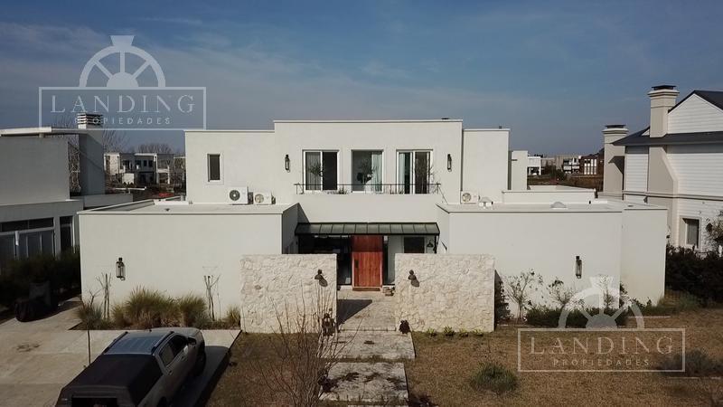 Foto de Casa con Amarra a la Laguna de 3 dormitorios (1 en PB) en Barrio, imagen 1