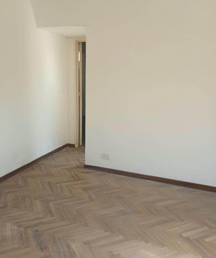 Foto de Departamento de 50 m² con 1 dormitorio y cochera en alquiler en San, imagen 2