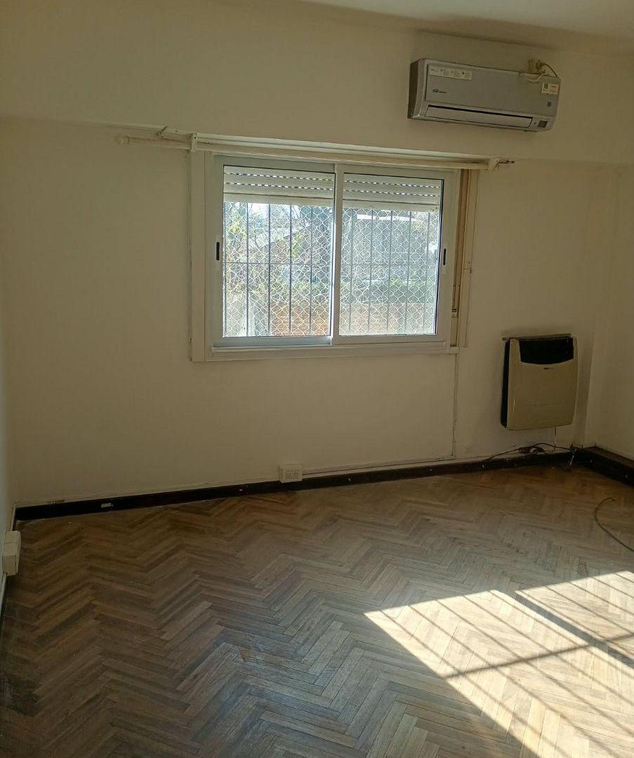 Foto de Departamento de 50 m² con 1 dormitorio y cochera en alquiler en San, imagen 1
