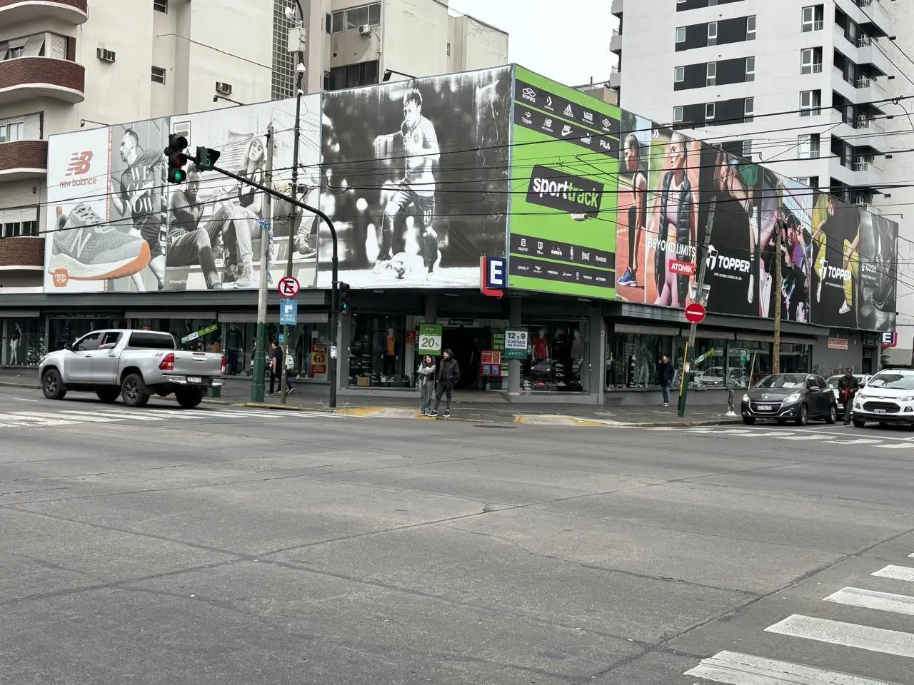 Exclusivo local en esquina de 1.700mts2 en alquiler 1
