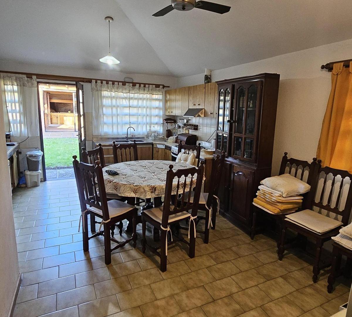 Foto de CASA EN VENTA 4 DORM - QUINCHO - GRAN LOTE, imagen 2
