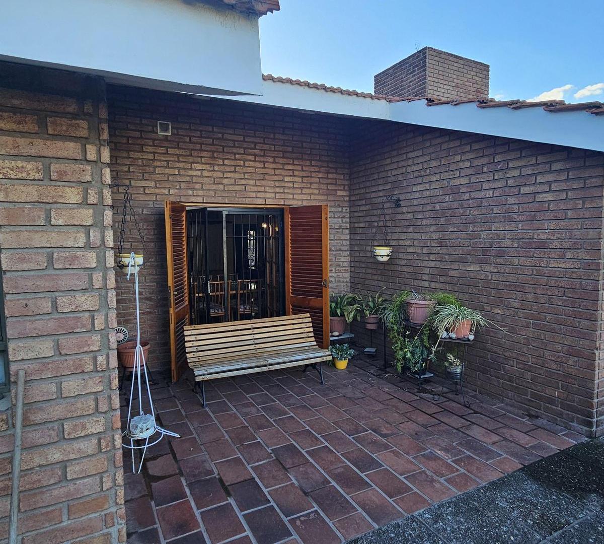 Foto de CASA EN VENTA 4 DORM - QUINCHO - GRAN LOTE, imagen 5