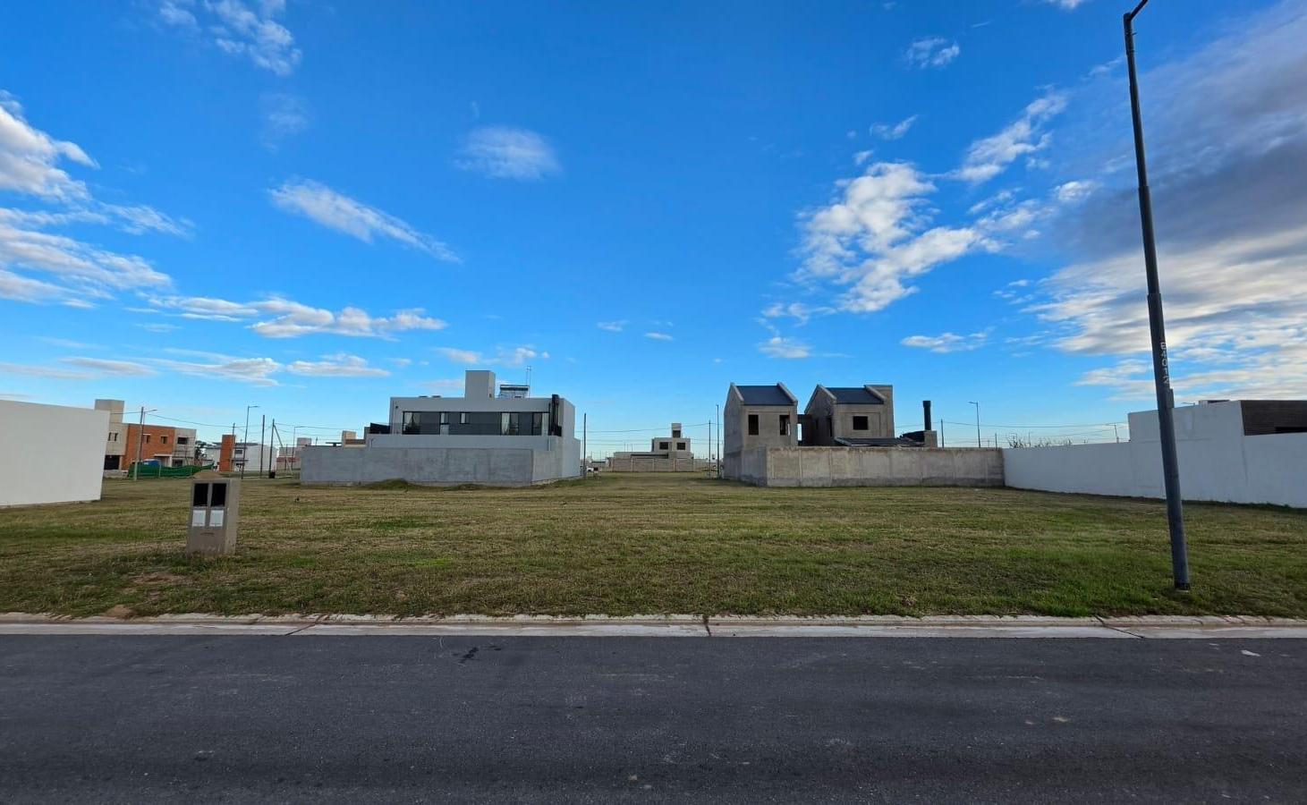 Foto de LOTE EN VENTA PAMPAS DE MANANTIALES APTO DUPLEX, imagen 5