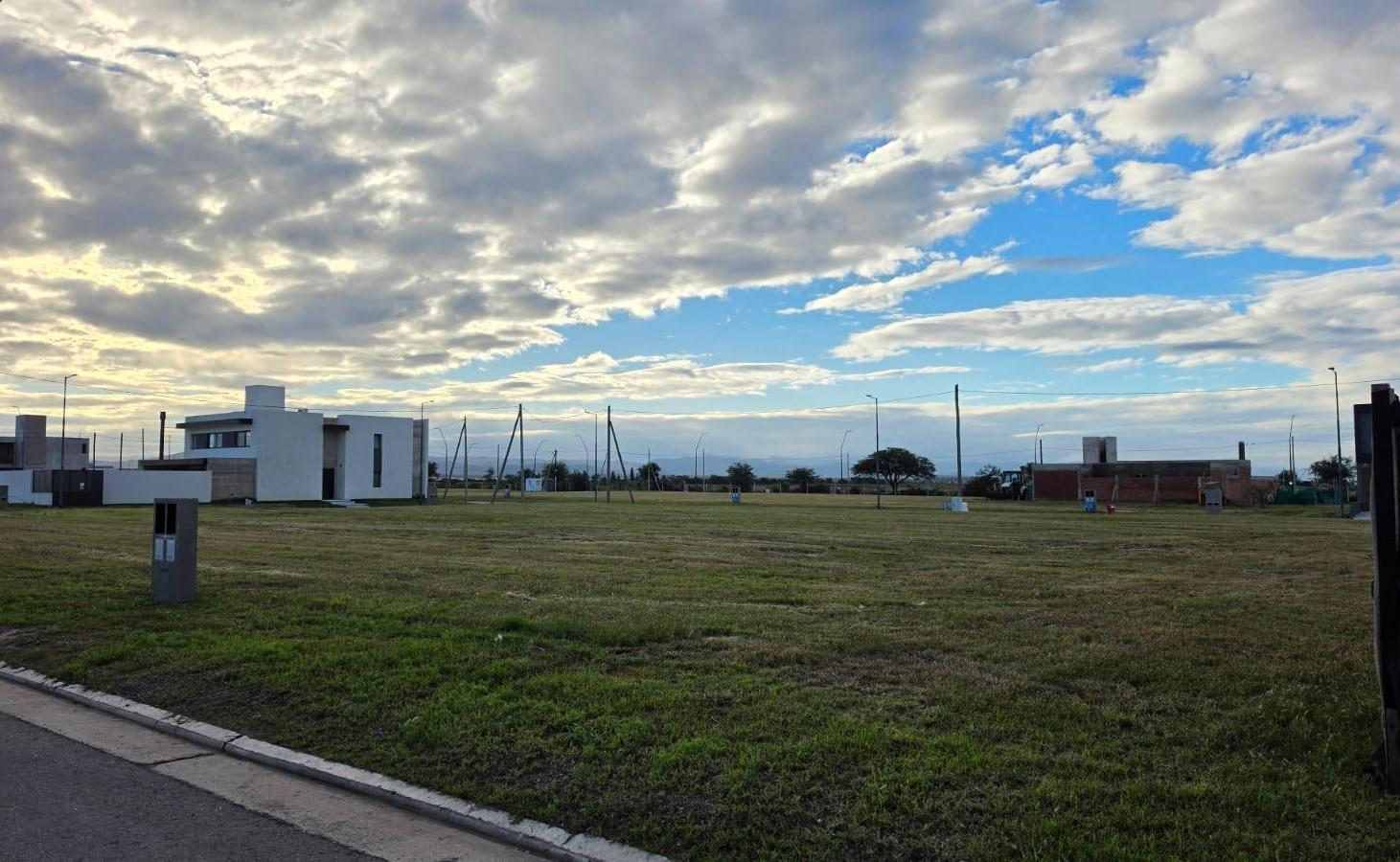 Foto de LOTE EN VENTA PAMPAS DE MANANTIALES APTO DUPLEX, imagen 4