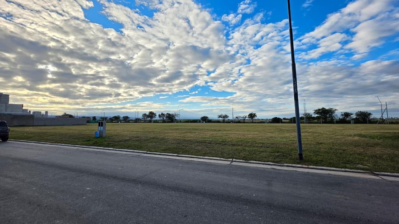 Foto de LOTE EN VENTA PAMPAS DE MANANTIALES APTO DUPLEX, imagen 2