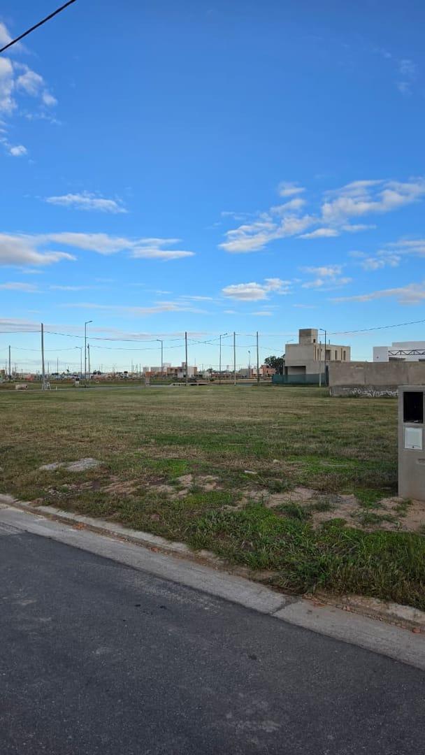 Foto de LOTE EN VENTA PAMPAS DE MANANTIALES APTO DUPLEX, imagen 1