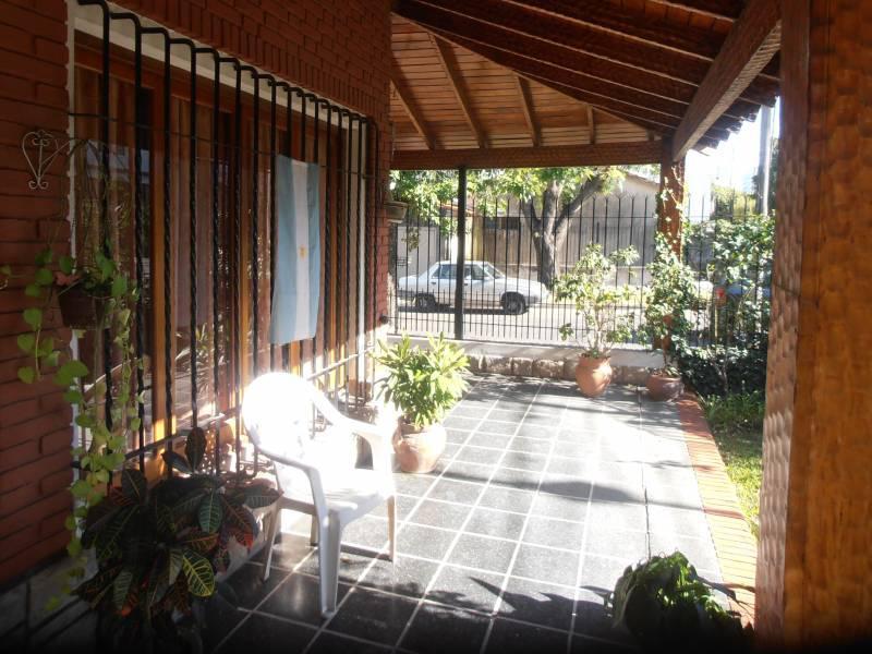 EXCELENTE CHALET CON COCHERA 4 AMBIENTES VENTA