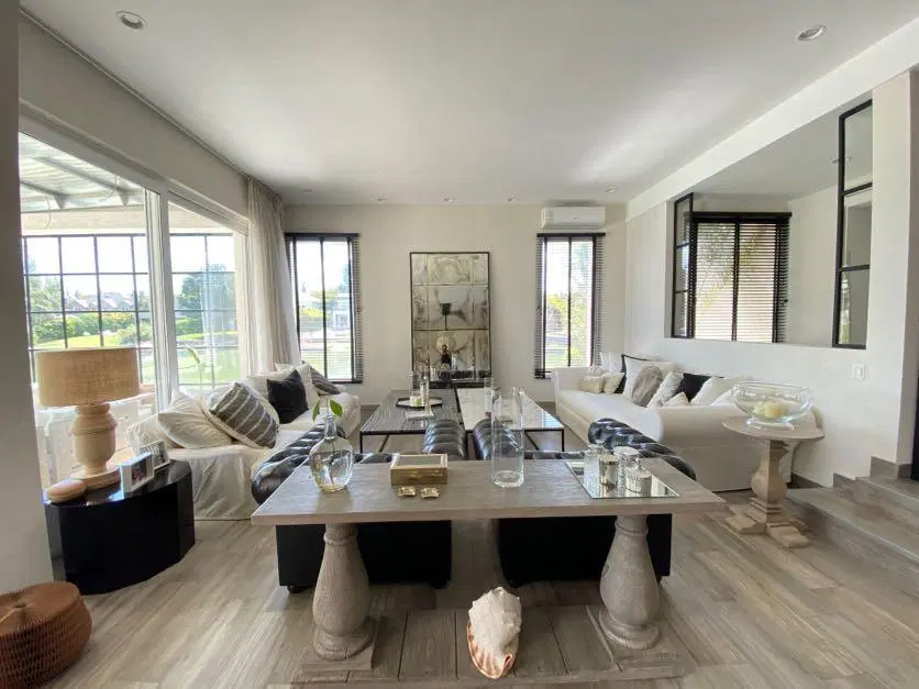 Casa en Venta en Santa Barbara con 4 Cuartos en Suite, a la laguna 8