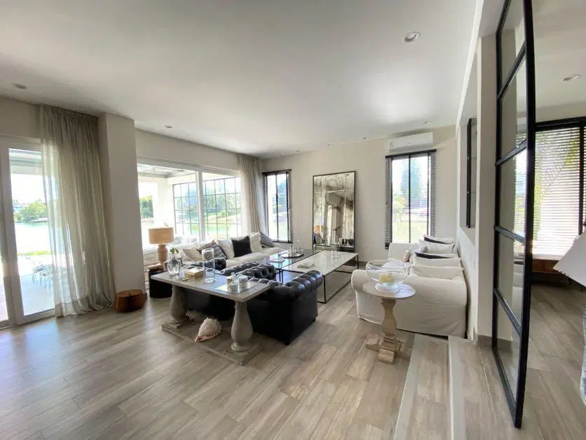 Casa en Venta en Santa Barbara con 4 Cuartos en Suite, a la laguna 2