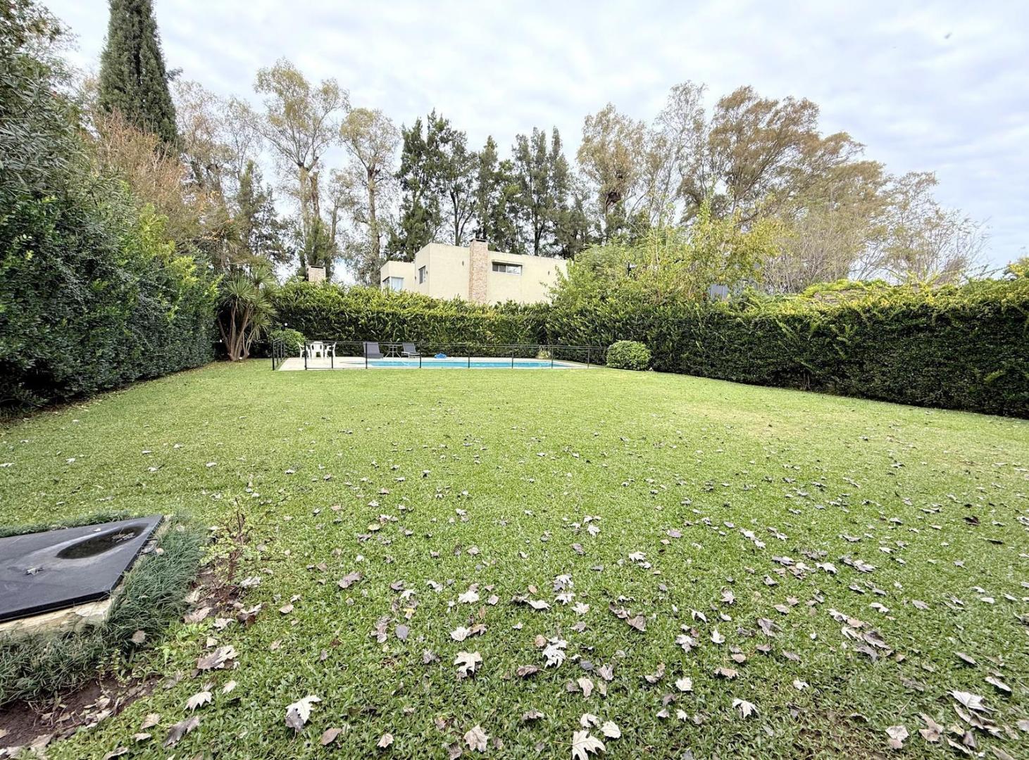 VENTA Casa impecable categoria de construccion Pilar Barrio la Peregrina lote 800m2