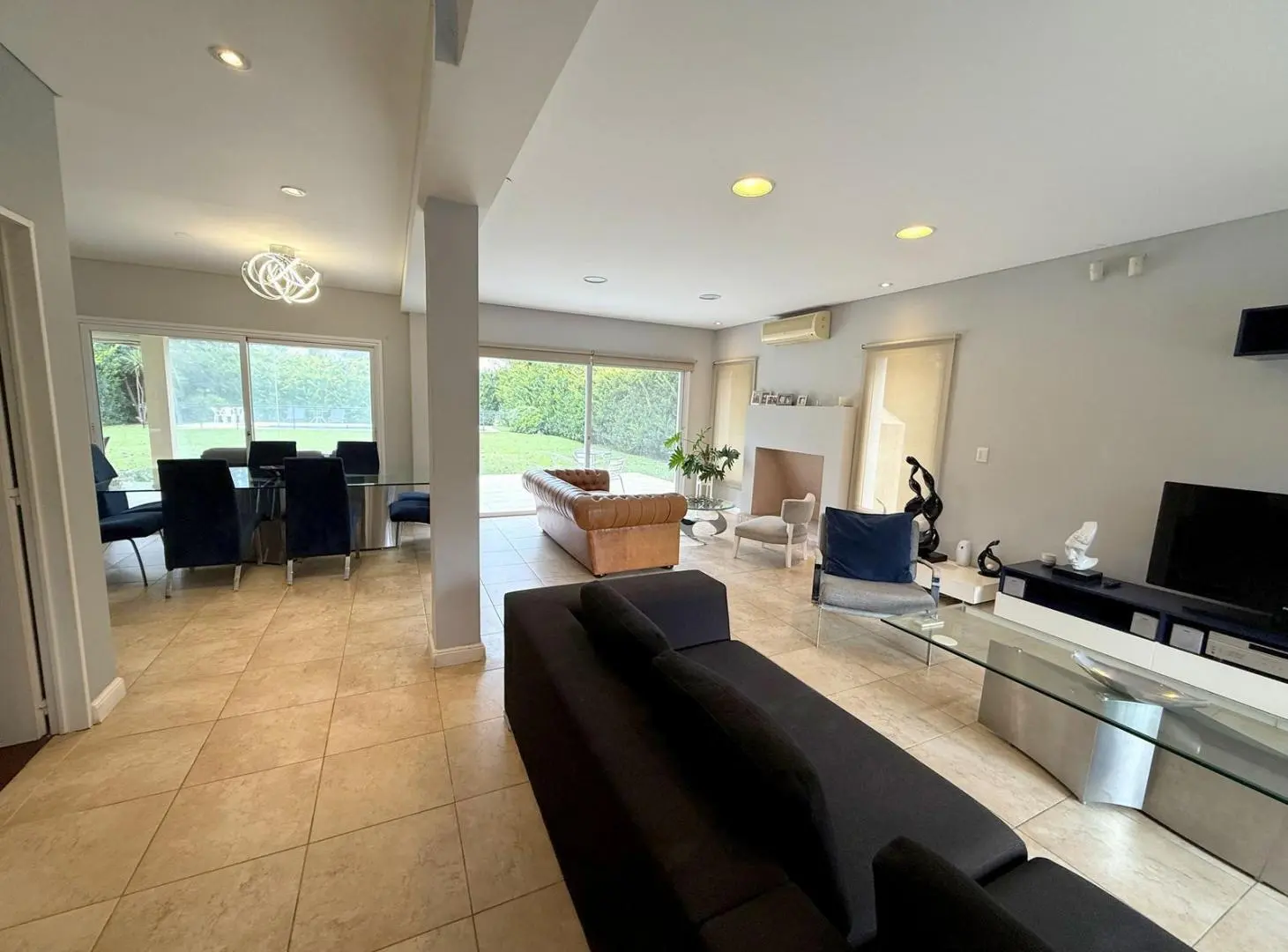 VENTA Casa impecable categoria de construccion  Pilar Barrio la Peregrina lote 800m2 3