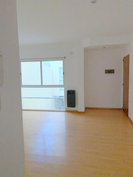 Foto de Departamento 2 amb CON COCHERA metros estacion Beccar, imagen 3