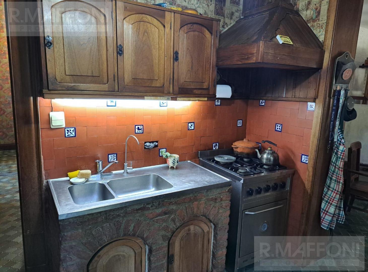 Foto de Adrogue Chalet en Venta estilo Normando en muy buen estado. 8 Ambientes, 3 Dormitorios, 4 Baños, Esc, imagen 4
