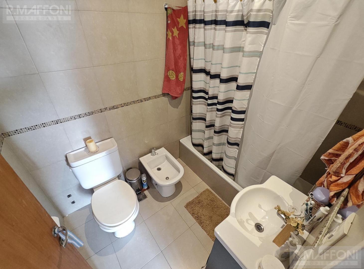 Foto de Adrogue. Departamento en Venta al frente, ambiente divisible con cochera, imagen 1