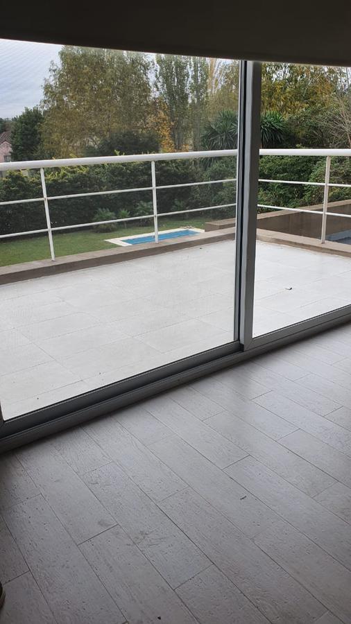 Excelente Casa con Pileta y Muy Buen Jardin en Talar del Lago 1 5