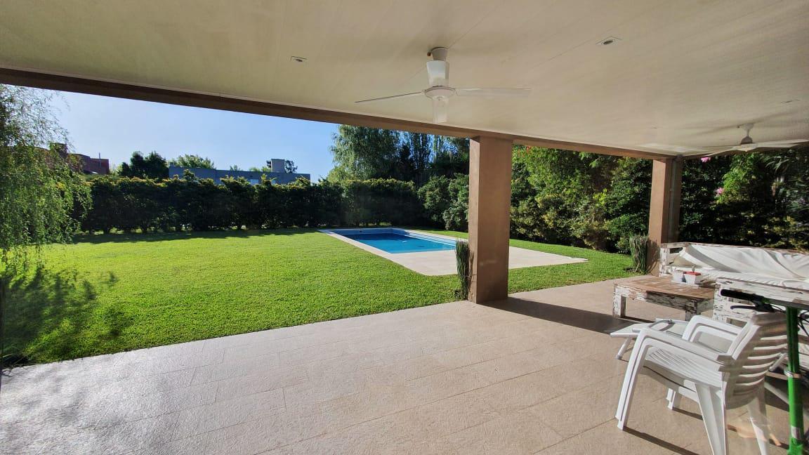 Excelente Casa con Pileta y Muy Buen Jardin en Talar del Lago 1 2