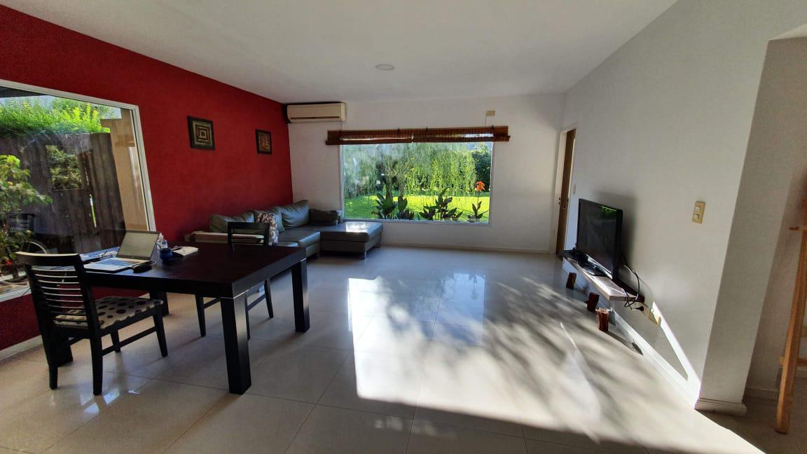 Excelente Casa con Pileta y Muy Buen Jardin en Talar del Lago 1 3