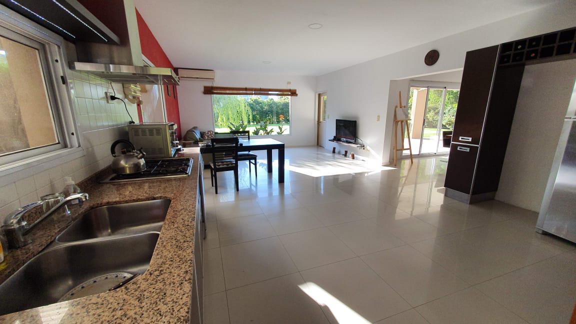 Excelente Casa con Pileta y Muy Buen Jardin en Talar del Lago 1 4