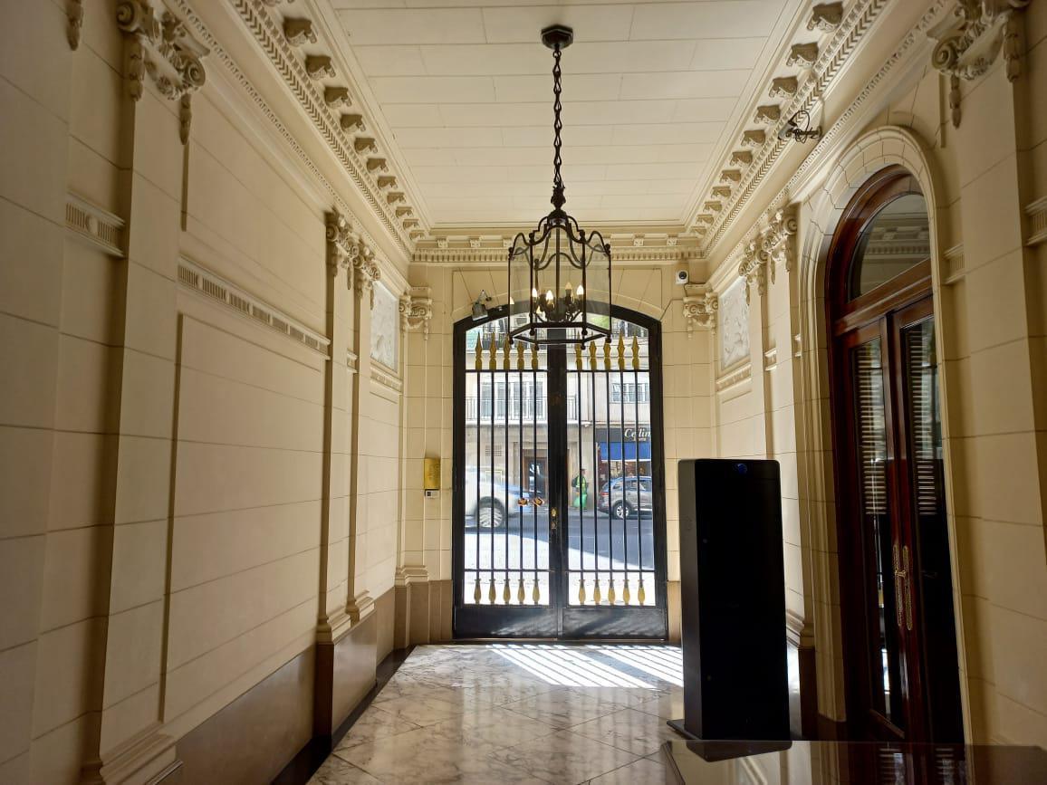 Señorial Departamento Amoblado de 4 Dorm. en Edificio Francés 1