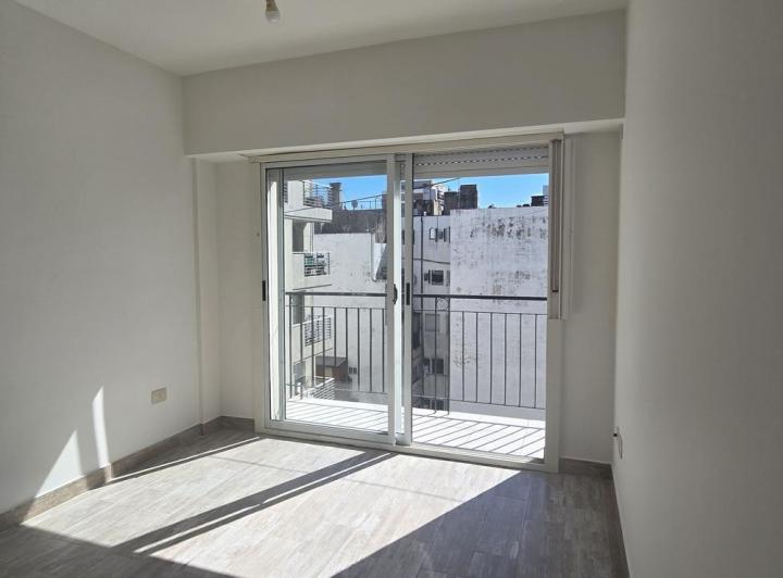 Piso alto luminoso , balcon al fte y cfte. Dormitorio en suite 1
