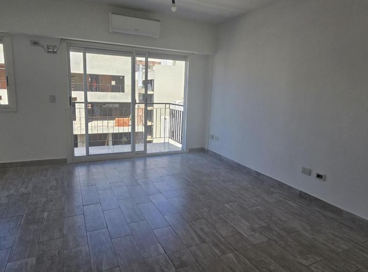 Piso alto luminoso , balcon al fte y cfte. Dormitorio en suite 5