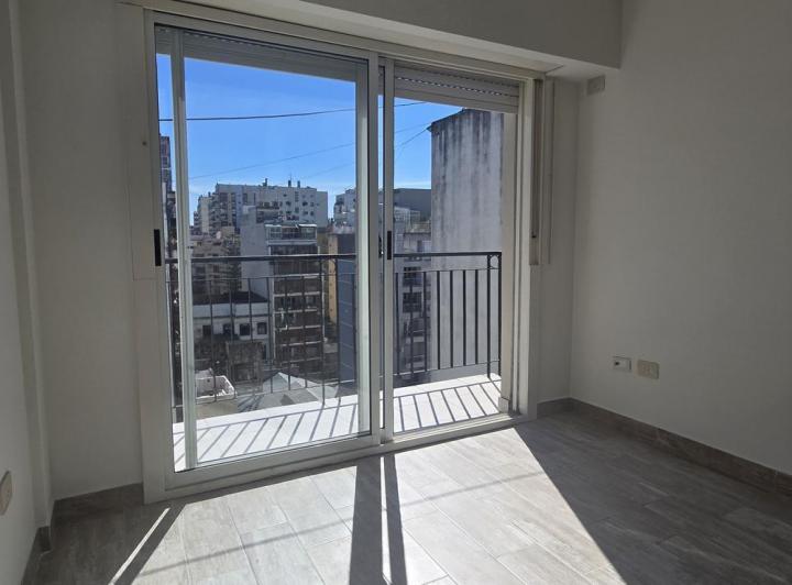 Piso alto luminoso , balcon al fte y cfte. Dormitorio en suite 3