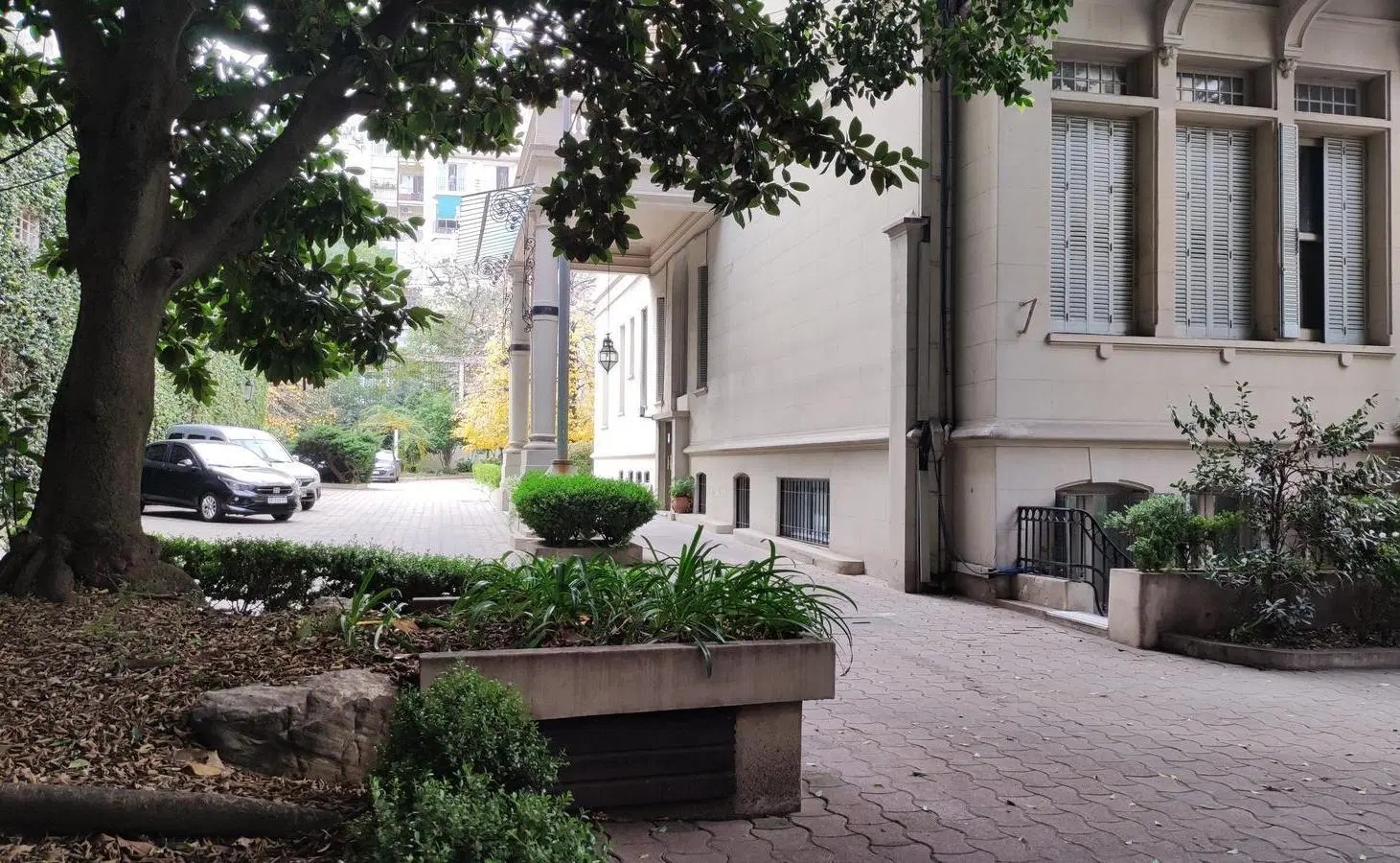 Juncal 1200. Alto  con balcón y cochera 3