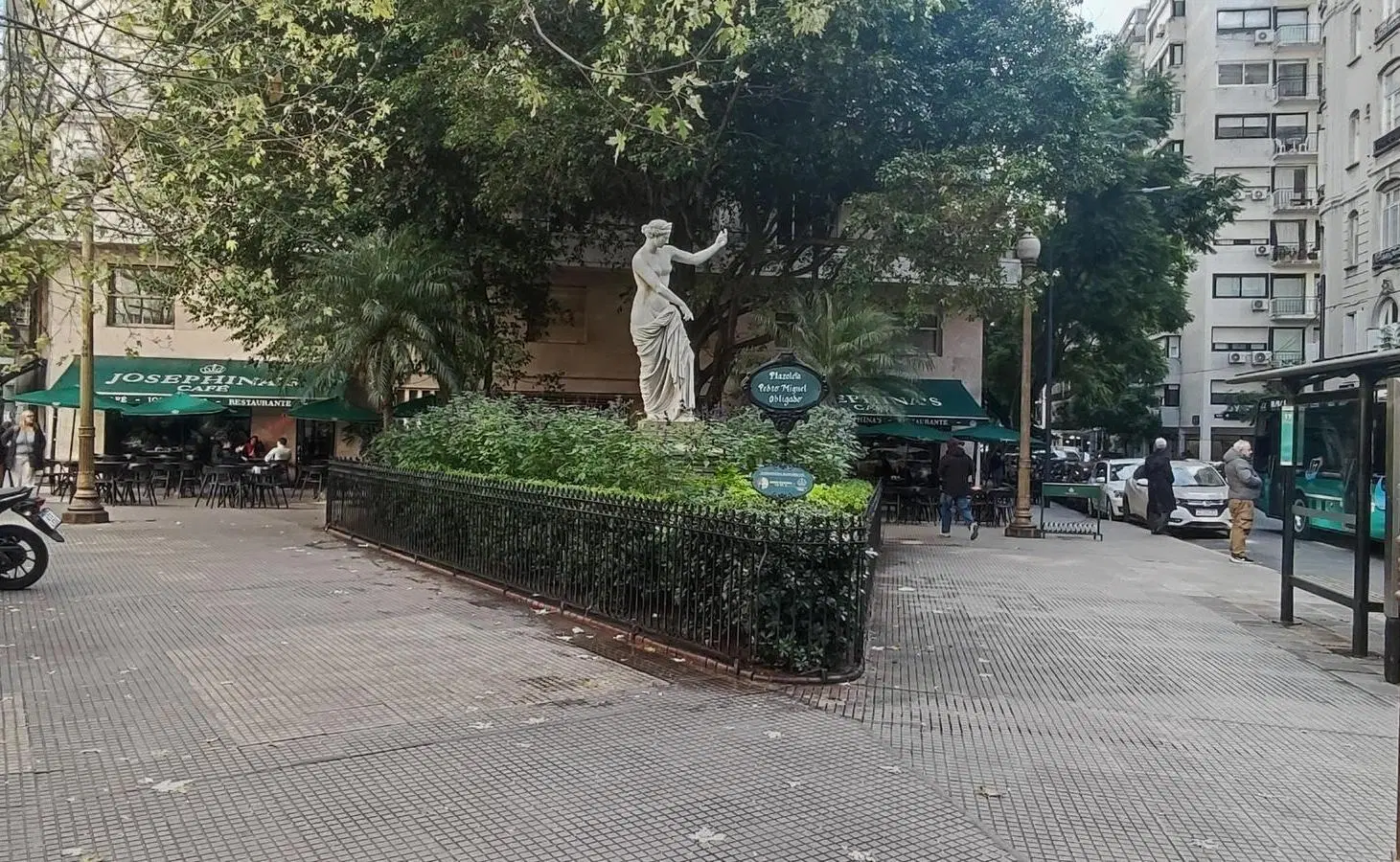 Juncal 1200. Alto con balcón y cochera 8