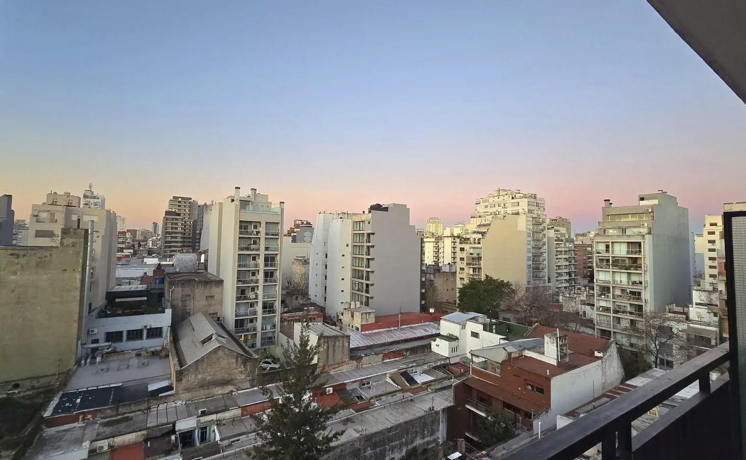 JUFRE Y JULIAN ALVAREZ, Piso alto con balcon. 5
