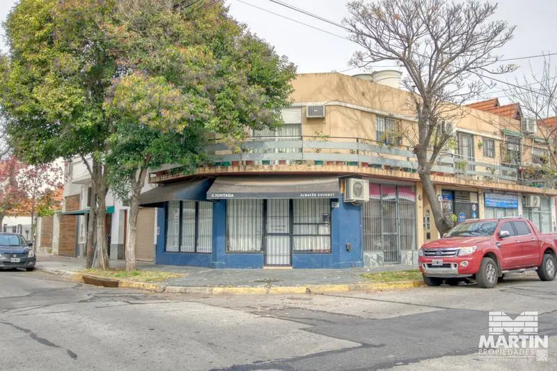 Local  a la calle en zona comercial - Martínez 3
