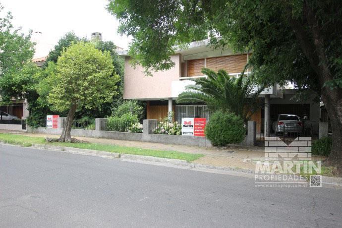 Casa Sobre Lote de 838 m², con Gran Parque y Pileta - La Lucila, Excelente Ubicación 1