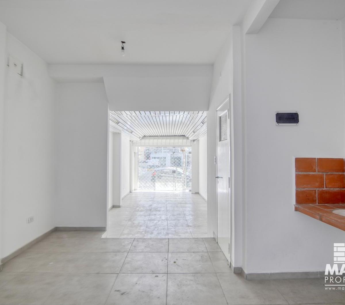 Local de 48 mts cubiertos con patio, sin gas. excelente zona comercial.