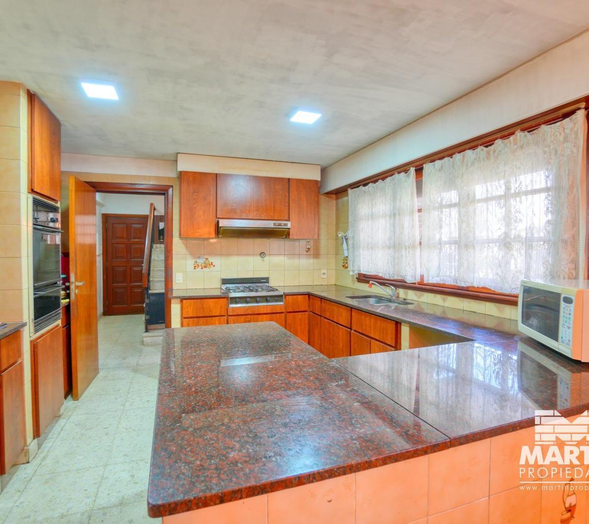 Casa en Venta Martinez, 4 Dorm., Escritorio, Play, Depend, 5 Baños, Gran Jardín con Pileta. 3