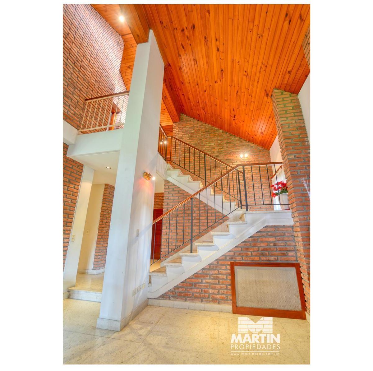 Casa en Venta Martinez, 4 Dorm., Escritorio, Play, Depend, 5 Baños, Gran Jardín con Pileta. 2