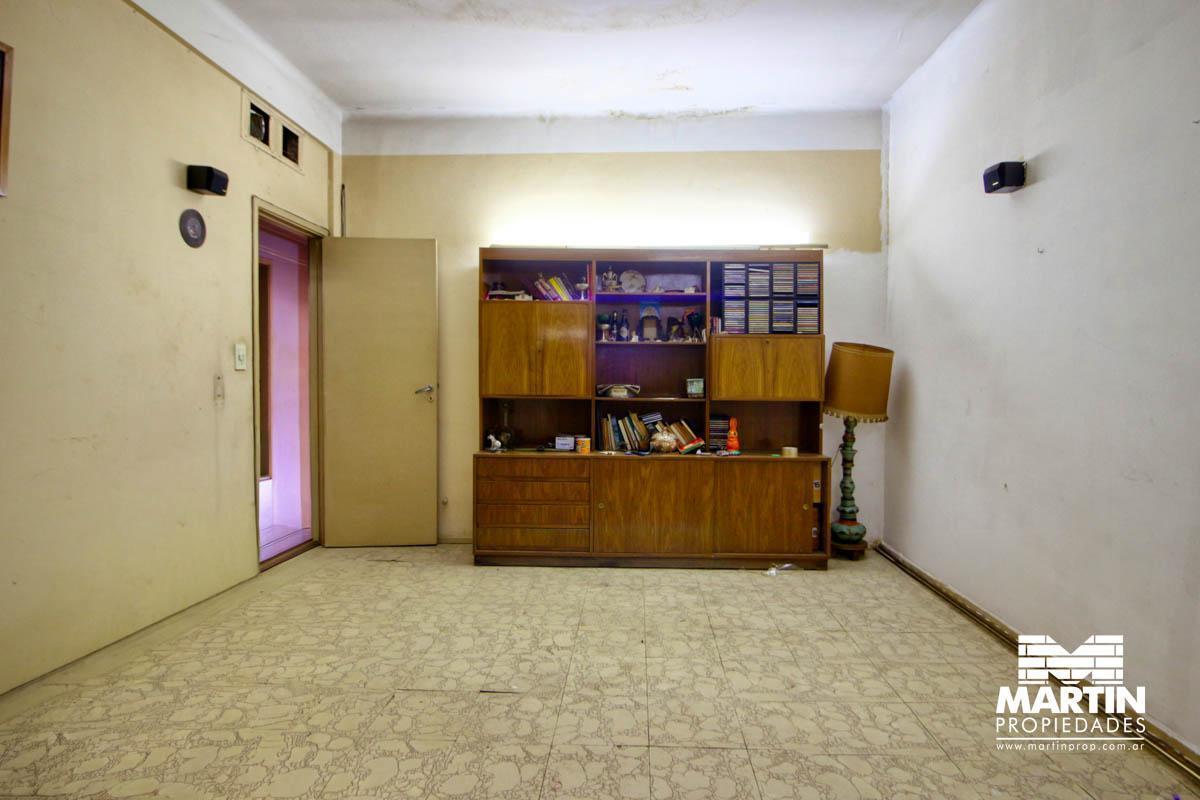 Casa en Venta de 3 Ambientes en Martinez a Reciclar con Cochera y Jardín