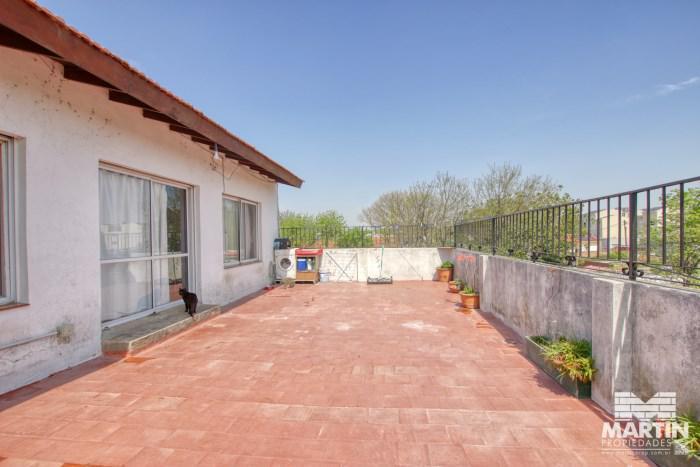 Gran Chalet en planta alta, mas departamento de dos ambientes - Olivos